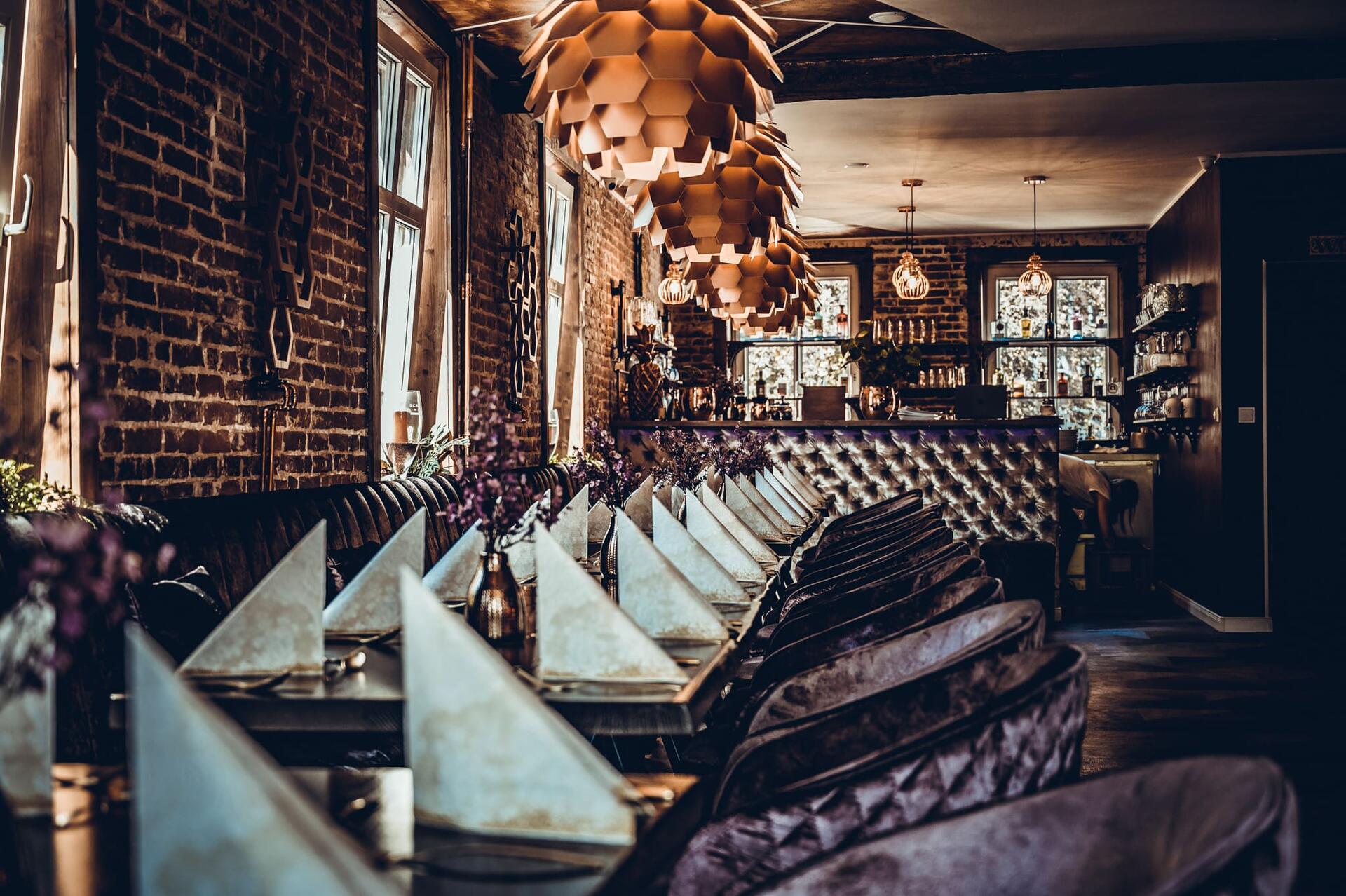 Gedeckter Tisch im Märchenhaft